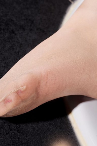 白静鸽出席商业庆典 帅气装演绎时尚潮流-球王会官网入口(图1) 球王会平台官网